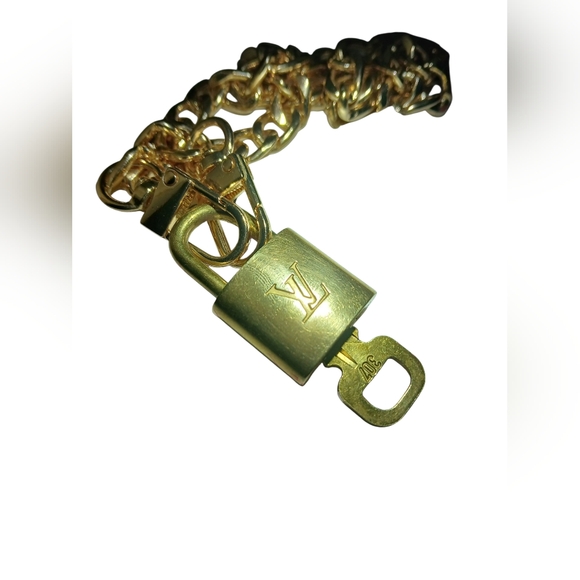 Louis Vuitton Gold Padlock #307 with Key & Unbranded Gold Tone Chain Included - Picture 7 of 15